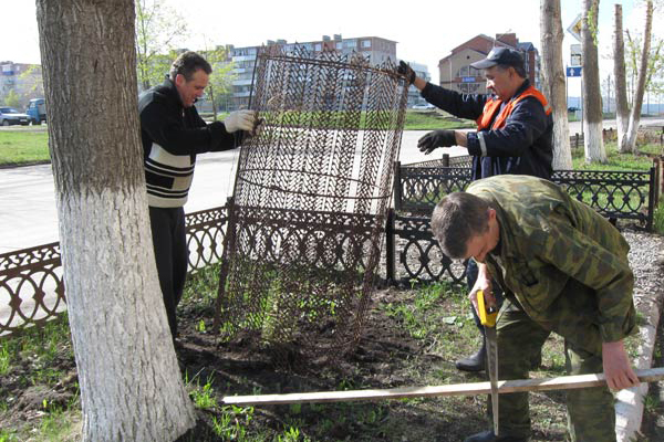 Сотрудники «Усть-Катавгазком» озеленили территорию главного здания компании