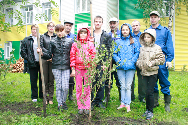 Мероприятия в рамках года экологии продолжаются: работники ОАО «Челябинскгазком» озеленили территорию Верхнеуральского детского дома