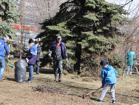 В Копейске на субботник сотрудники привели и своих детей. Пусть привыкают к труду! В Копейске на субботник сотрудники привели и своих детей. Пусть привыкают к труду!
